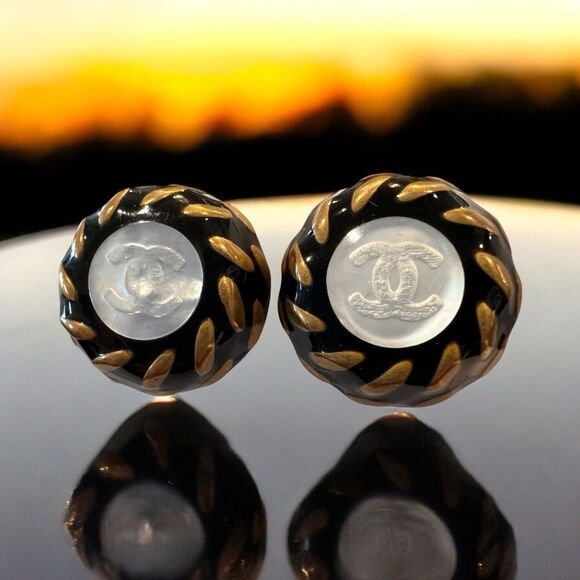 Pre-Owned
CHANEL Pre-Owned
1997 CC button clip-on earrings - Picture 1 of 5